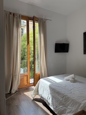 Internet, bed sheets - Bright Central Apartment (Barcelona)