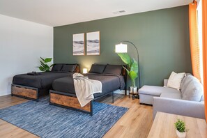 Townhome | Free WiFi - Luxe King 4BR Townhouse to Uptown CLT (Charlotte)