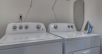 Luxe King 4BR Townhouse to Uptown CLT