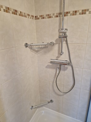 Shower, hair dryer, towels, soap - Water situation! Brand new, high quality furnished, approx. 60 sqm, first floor apartment (Krummhörn)