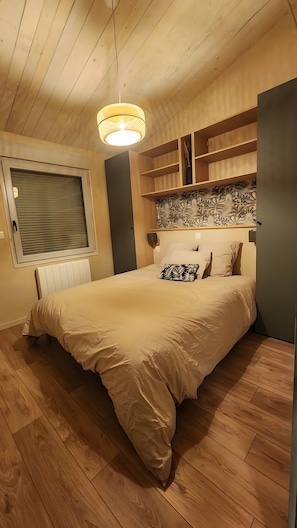 Tabla de planchar con plancha y ropa de cama 