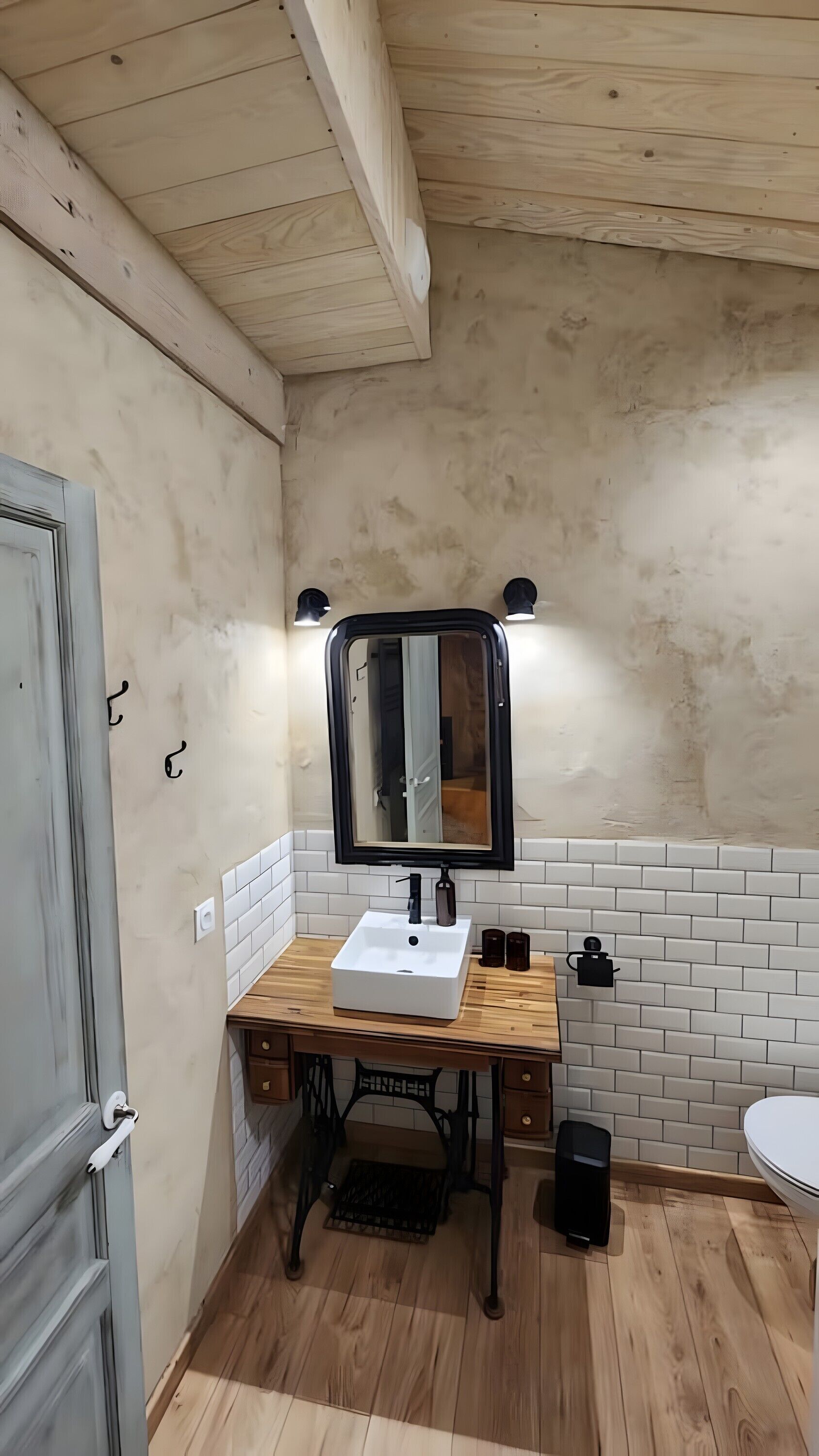 Douche, sèche-cheveux, serviettes fournies