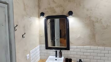 Douche, sèche-cheveux, serviettes fournies