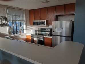 Private kitchen -  2-bedroom  Myrtle Beach condo 5 minute walk to Ocean (Myrtle Beach)