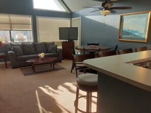 Interior -  2-bedroom  Myrtle Beach condo 5 minute walk to Ocean (Myrtle Beach)