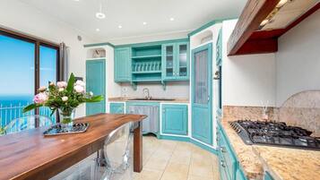 Réfrigérateur, four, plaque de cuisson, cafetiÚre/bouilloire