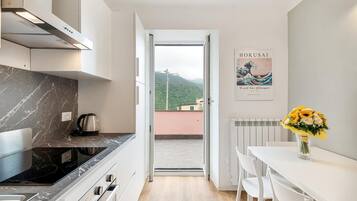 Frigorifero, forno, piano cottura, macchina per tè/caffè