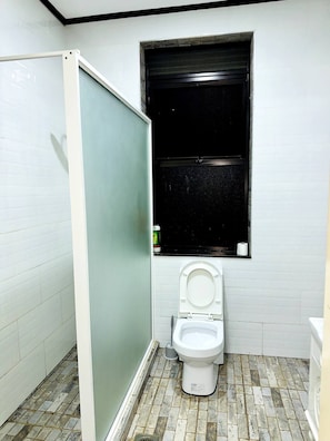 Douche, sèche-cheveux, bidet, serviettes fournies