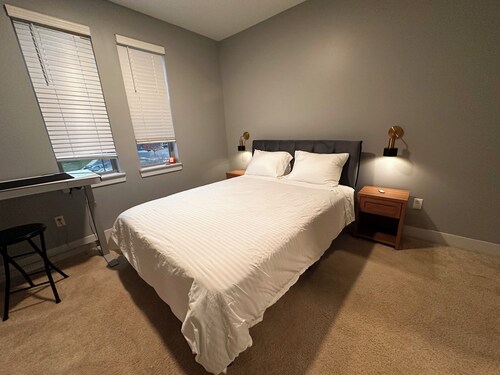 Newly Finished 1 BR w/Riverview/Pool/Gym Access/Airbed