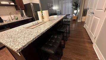 Four à micro-ondes, un four, surface de cuisson, lave-vaisselle