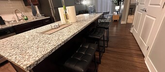 Newly Finished 1 BR w/Riverview/Pool/Gym Access/Airbed