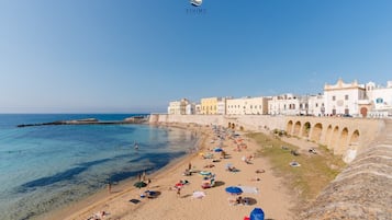 Sulla spiaggia, sabbia bianca, 10 bar sulla spiaggia