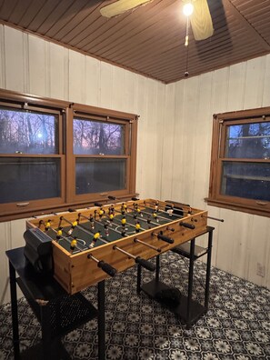 Games room - Cozy 2-bedroom house in Kansas City near 2 big stadiums & 10 mins from downtown (Kansas City)