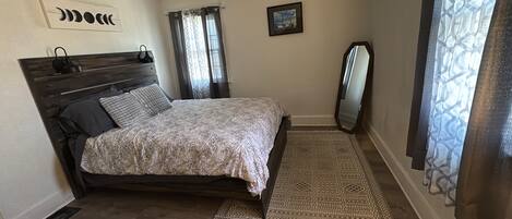 2 室のベッドルーム、アイロン / アイロン台、WiFi (無料)