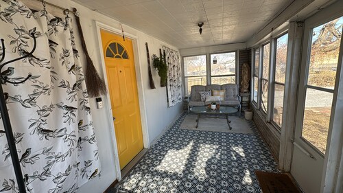 Cozy 2-bedroom house in Kansas City near 2 big stadiums & 10 mins from downtown