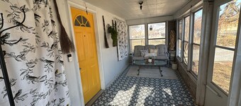 Cozy 2-bedroom house in Kansas City near 2 big stadiums & 10 mins from downtown