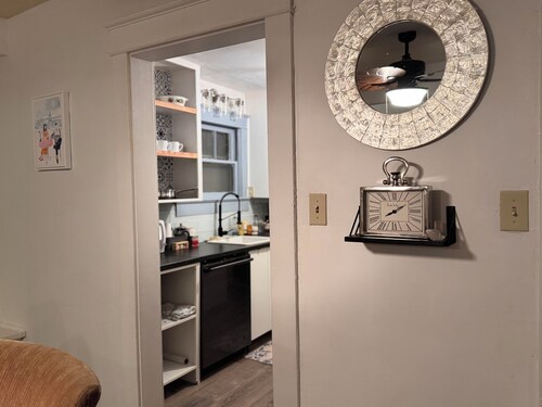 Cozy 2-bedroom house in Kansas City near 2 big stadiums & 10 mins from downtown