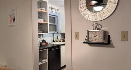 Cozy 2-bedroom house in Kansas City near 2 big stadiums & 10 mins from downtown