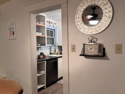 Cozy 2-bedroom house in Kansas City near 2 big stadiums & 10 mins from downtown