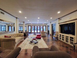 Lobby - Galleria Luxe Condo - Balcony, EV Charger, Pool, Gym & Workspace (Houston)