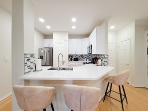 Private kitchen - Galleria Luxe Condo - Balcony, EV Charger, Pool, Gym & Workspace (Houston)