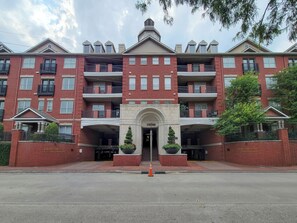 Exterior - Galleria Luxe Condo - Balcony, EV Charger, Pool, Gym & Workspace (Houston)