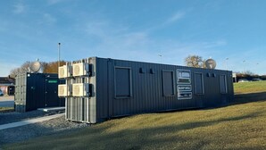 A portable hotel unit with a "ROATEL" sign, a "SLEEP WELL" sign, and satellite dishes. - Roatel Wörnitz A7 (Wörnitz)