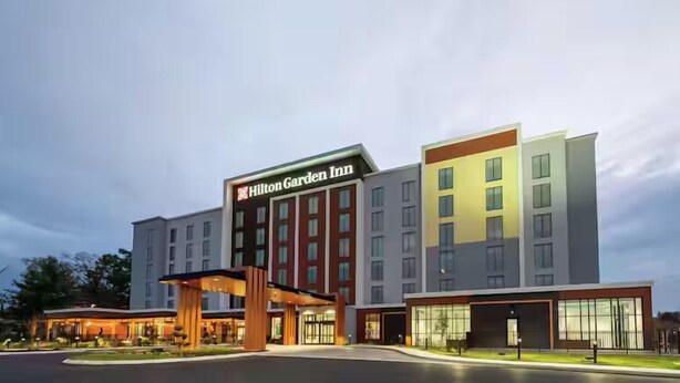 Ένα ξενοδοχείο Hilton Garden Inn με μοντέρνο σχεδιασμό, που διακρίνεται για την επιβλητική του είσοδο και τα πολλά επ ίπεδα που διαθέτει.