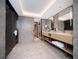 Deluxe-Suite, 1 King-Bett | Badezimmer