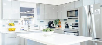 Escape to the Lake Family Home 8PPL/3BR/2Bath/Pool/BBQ/Pet Friendly/Boat Parking