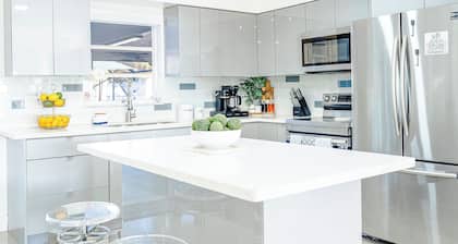 Escape to the Lake Family Home 8PPL/3BR/2Bath/Pool/BBQ/Pet Friendly/Boat Parking