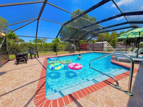 Escape to the Lake Family Home 8PPL/3BR/2Bath/Pool/BBQ/Pet Friendly/Boat Parking