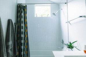 Towels, soap, toilet paper - Modern Private Quiet East Austin Studio (Austin)