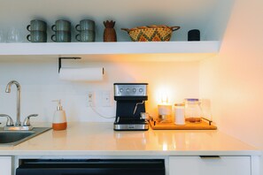 Private kitchen - Modern Private Quiet East Austin Studio (Austin)