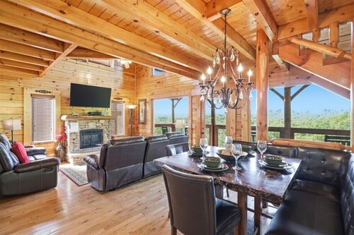 NEW! LUXE, Clean & Stocked Cabin w/Hot Tub & Stunning Men Views in Wears Valley.