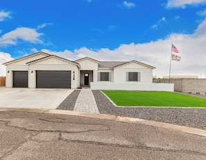 Exterior - Beautiful Desert Hills Retreat • Gated • Stunning Sunsets (San Tan Valley)