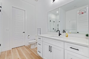 Towels, soap, toilet paper - Beautiful Desert Hills Retreat • Gated • Stunning Sunsets (San Tan Valley)