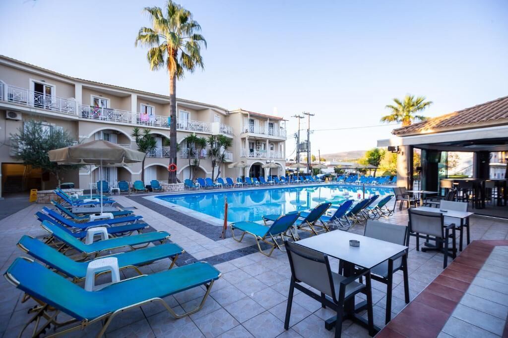 Una piscina al aire libre de temporada, sombrillas