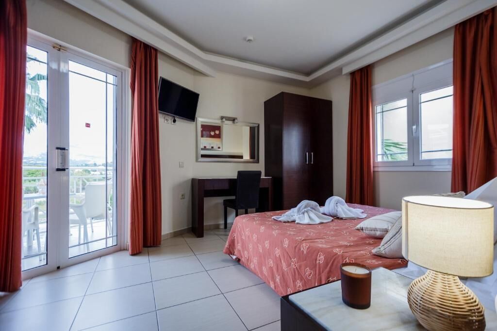 Lägenhet Superior - utsikt mot poolen | Värdeförvaringsskåp på rummet, ljudisolering och gratis wi-fi