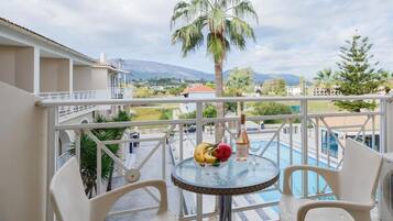 Classic-Studio, Poolblick | Speisen im Freien