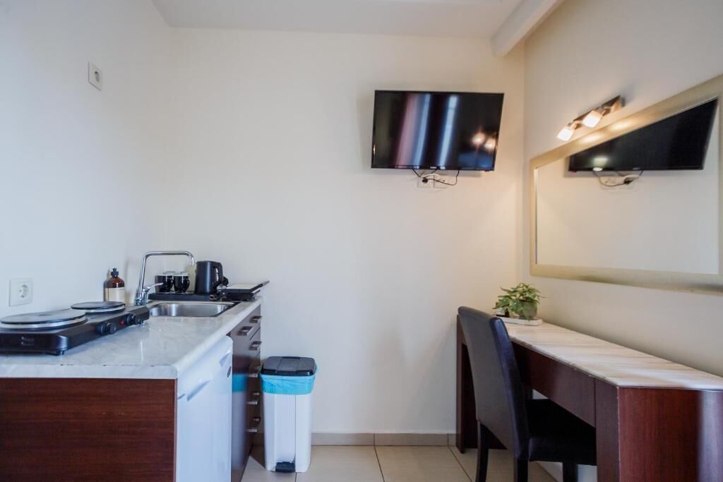 Classic Studio, Pool View | Private kitchen