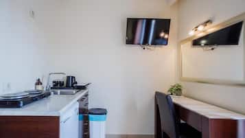 Classic Studio, Pool View | Private kitchen