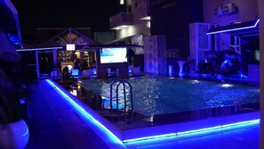 Façana frontal de l'allotjament (vespre/nit)