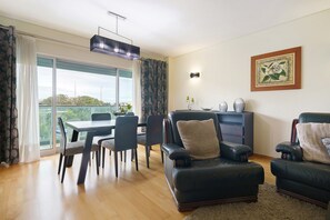 TV - Apartment 'T2 Duplex - S Pedro 3' with Sea View, Wi-Fi and Air Conditioning (Ponta Delgada)