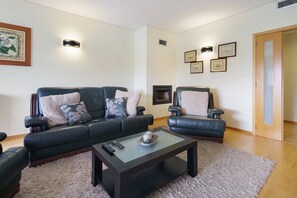 TV - Apartment 'T2 Duplex - S Pedro 3' with Sea View, Wi-Fi and Air Conditioning (Ponta Delgada)