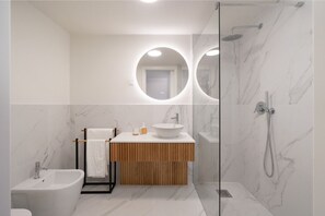 Regadera, secadora de cabello, bidet, jabón 