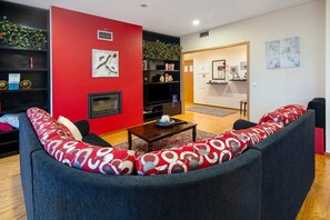 TV - Apartment 'T3 - Sao Pedro 2' with Sea View, Wi-Fi and Air Conditioning (Ponta Delgada)