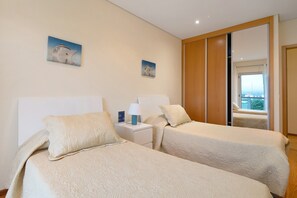 WiFi, bed sheets - Apartment 'T3 - Sao Pedro 2' with Sea View, Wi-Fi and Air Conditioning (Ponta Delgada)