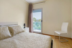 Tabla de planchar con plancha, wifi y ropa de cama 