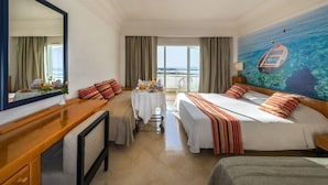 Een hotelkamer met twee bedden, een eettafel, een grote spiegel en een schilderij van een boot op het water.